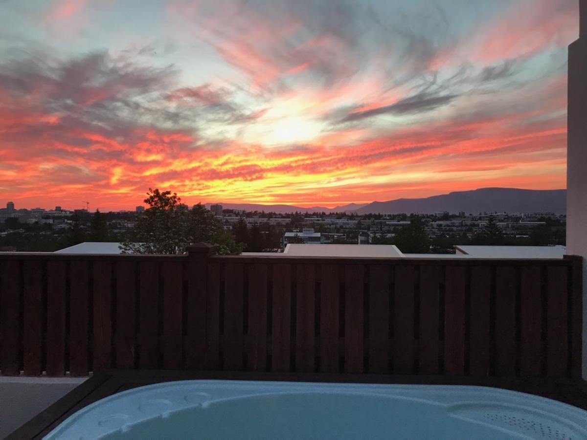 Iceland Sjf Villa, Hot Tub & Outdoor Sauna Amazing Mountains And City View Over Reykjavik Exterior photo